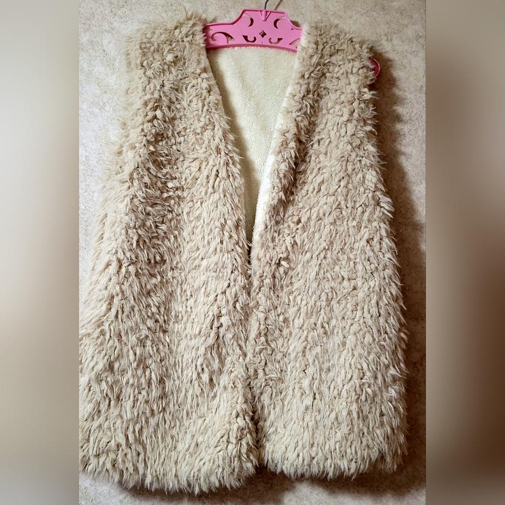 NWT! Astoria Born Cream Colored Faux Sheepskin Fur~Size Large